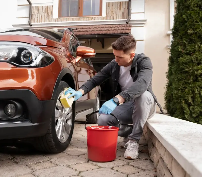 Lavage auto à domicile Beauville : professionnel intervenant sur un véhicule